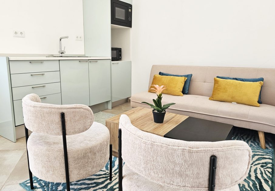 Quinta-Orlando-Lavanda-Villa-Sofa-Kitchen